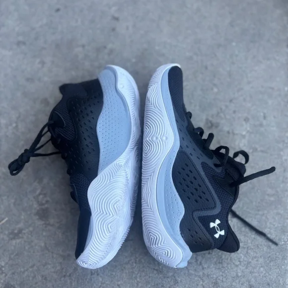 NWOT Under armour 7Y kids running shoes - Picture 5 of 6